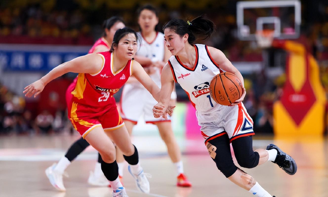 开云体育登录入口-王思雨颁奖笑成花儿！获金球奖励成关键之王 大方展示金牌超飒
