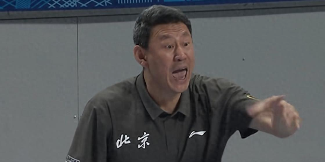 开云体育-周琦撑起北京内线防线，外援串联发力，广东锋线进攻全面哑火